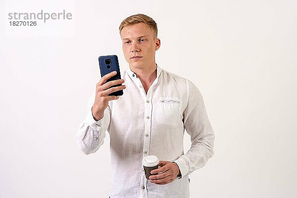 Blonde kaukasischen Geschäftsmann Mann mit einem Telefon auf einem weißen Hintergrund