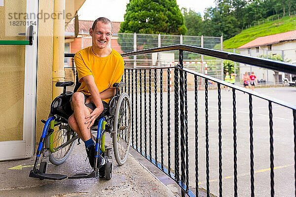 Eine gelb gekleidete behinderte Person in einem Rollstuhl auf dem Schulhof