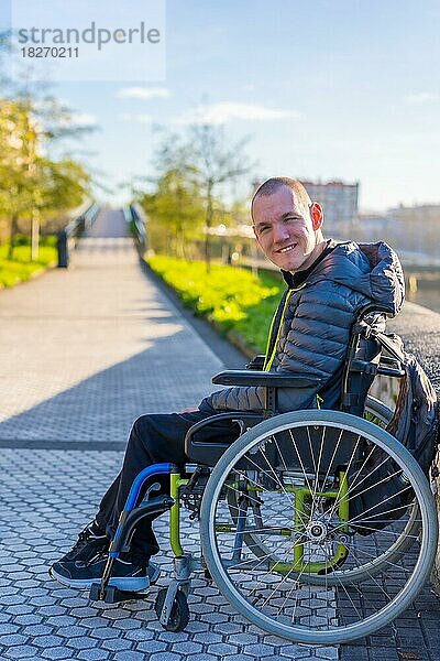 Porträt einer behinderten Person im Rollstuhl bei Sonnenuntergang in der Stadt