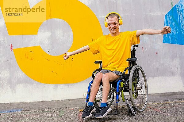 Behinderte Person im Rollstuhl  die über Kopfhörer Musik hört  lächelnd