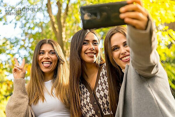 Selfie von Frauen Freunde lächelnd in einem Park im Herbst sorglos  trendy Herbst Lebensstil