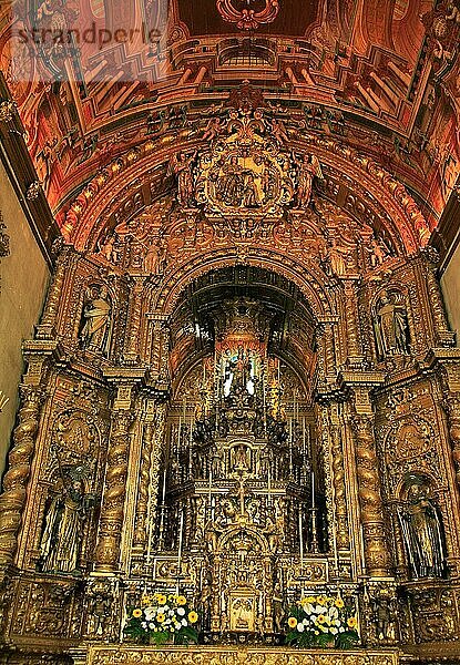 Altar und Innenraum der Barockkarmeliterkirche Nossa Senhora do Carmo  Faro  Algarve  Portugal  Europa