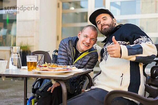 Selfie und Porträt von Freunden beim Essen auf einer Restaurantterrasse  behinderte Person beim Essen