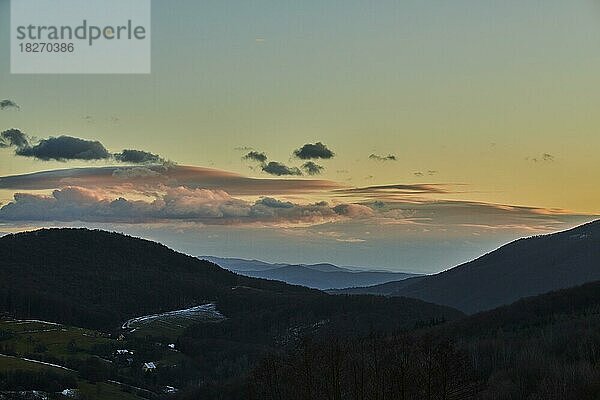 Vegetation der Wälder und Felder in den Hügeln mit Wolken im Abendlicht  Krásin  Dolná Sú?a  Slowakei  Europa