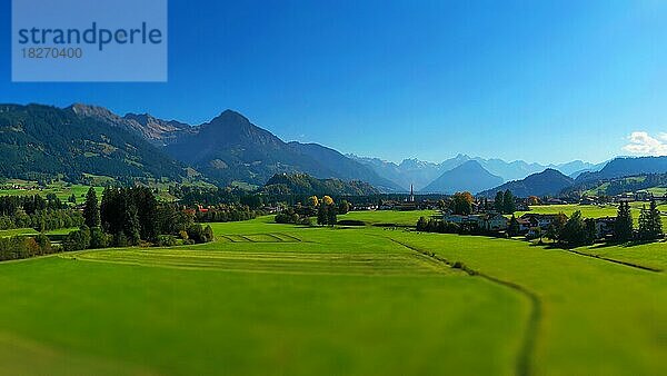 Luftbild von Fischen im Allgäu mit Blick auf die Pfarrkirche St. Verena. Fischen im Allgäu  Oberallgäu  Schwaben  Bayern  Deutschland  Europa