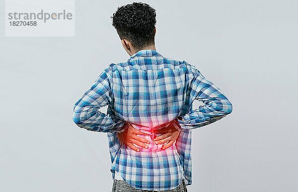 Mann mit Wirbelsäulen- und Lendenwirbelsäulenproblemen  Menschen mit Schmerzen im unteren Rücken isoliert  Lendenwirbelsäulenproblem-Konzept  ein wütender Mann mit Rückenschmerzen. Unerkennbar Menschen mit Schmerzen im unteren Rücken
