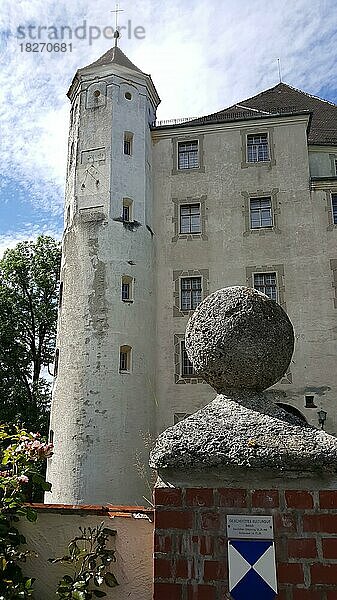 Hohes Schloss bei schönem Wetter. Bad Grönenbach  Unterallgäu  Schwaben  Bayern  Deutschland  Europa