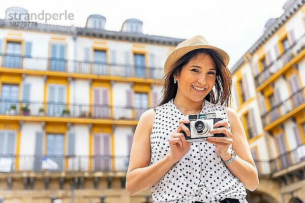 Tourist Frau genießt den Besuch der Stadt Blick auf Reise-Fotos  genießen Sommerurlaub  weibliche Reisende und digitale Inhalte Creator Konzept