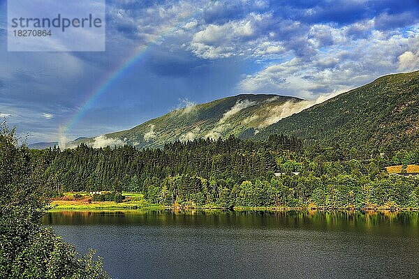 Fjordlandschaft mit Regenbogen  Vestland  Fjordnorwegen  Norwegen  Europa