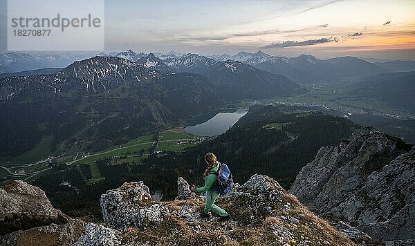 Abendstimmung  Bergsteigerin am Gipfel des Schartschrofen blickt auf Haldensee  Tannheimer Bergen  Allgäuer Alpen  Tirol  Österreich  Europa