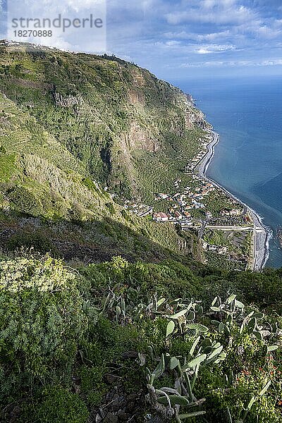 Ausblick auf Steilküste mit Meer und Ort Madalena do Mar  Aussichtspunkt Miradouro Trigo de Negreiros ou Moledos  Küstenlandschaft  Madeira  Portugal  Europa