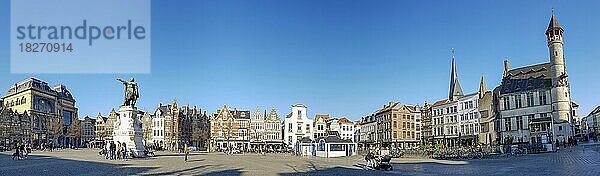 Panoramafoto des Vrijdagmarkt-Platzes mit Jacob Van Arteveld-Skulptur (links) mit traditionellen Wohnhäusern in der Altstadt und mit dem kleinen Toreken-Turm (rechts)  Gent  Ostflandern  Flandern  Vlaanderen  Belgien  Europa