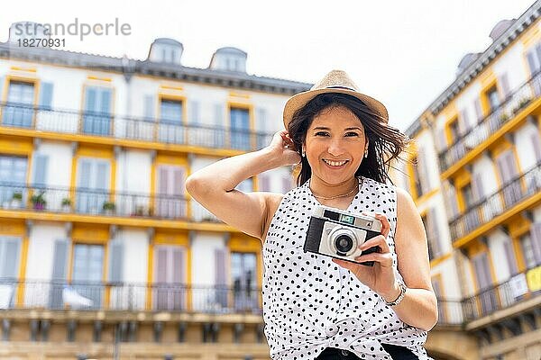 Touristische Frau  die die Stadt besucht und sich Reisefotos ansieht  die Sommerferien genießt  Konzept der weiblichen Reisenden und Erstellerin digitaler Inhalte