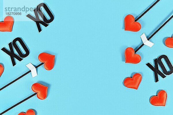 Valentinstag flach legen mit Amors Liebe Pfeile und Text XOXO auf blauem Hintergrund mit Kopie Raum