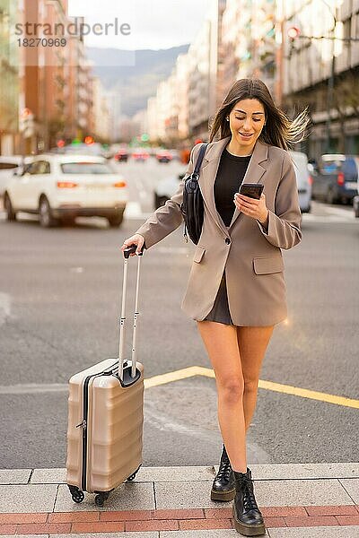 Tourist Frau mit Koffer in der Stadt  Urlaub Konzept  Lifestyle