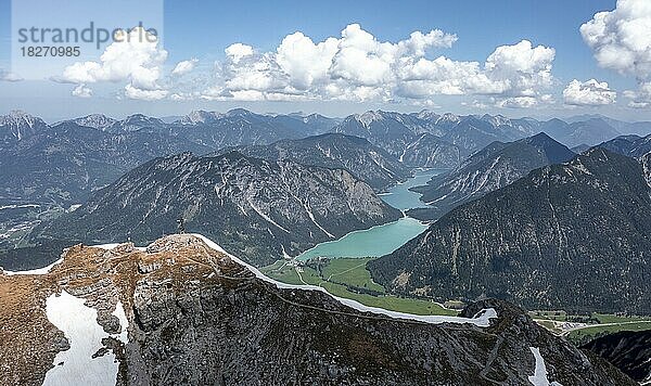 Luftaufnahme  Bergpanorama  Ausblick vom Thaneller auf den Plansee und östliche Lechtaler Alpen  Tirol  Österreich  Europa