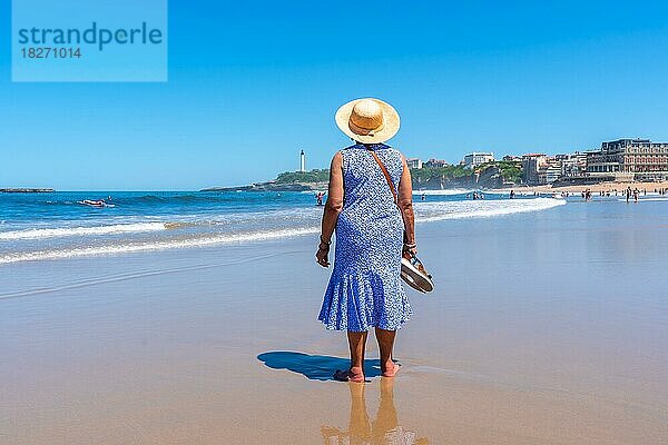 Eine ältere Frau  die am Strand spazieren geht  südwestlicher Badeort  Biarritz  Lapurdi. Frankreich