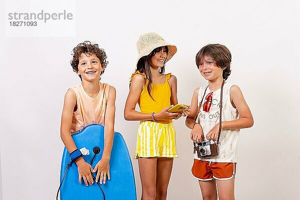 Kinder haben Spaß in den Sommerferien auf einem weißen Hintergrund  Blick in die Kamera