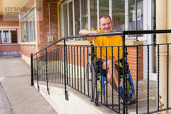 Porträt einer gelb gekleideten behinderten Person in einem Rollstuhl in der Schule  die lächelt