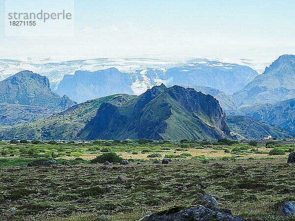 Hügelige Vulkanlandschaft  hinten Gletscher  Þórsmörk Nature Reserve  Suðurland  Island  Europa