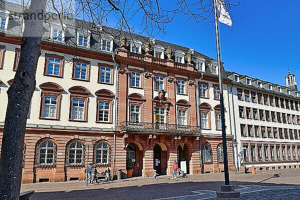 Seiteneingang des historischen Rathauses der Stadt Heidelberg im Stil der Barockarchitektur an einem sonnigen Frühlingstag  Heidelberg  Deutschland  Europa