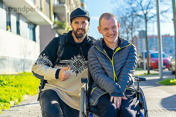 Porträt einer behinderten Person im Rollstuhl mit einem Freund  Normalität von behinderten Menschen