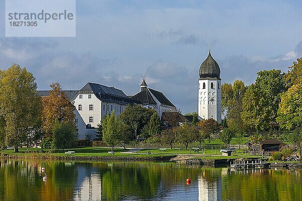 Glockenturm der Klosterkirche und Abtei Frauenwörth  Fraueninsel  Chiemsee  Chiemgau  Bayern  Deutschland  Europa