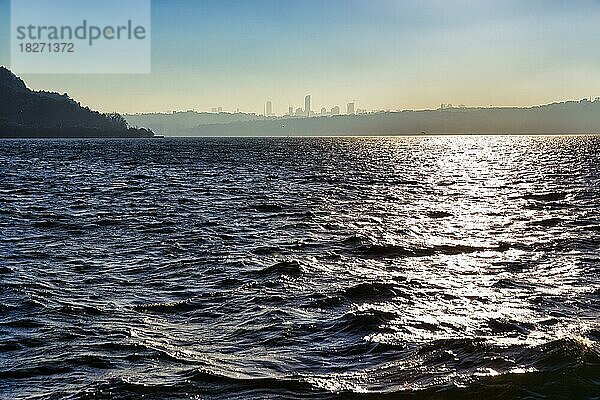 Glitzerndes Wasser  Silhouette der Skyline am Horizont  Bosporus  Istanbul  Türkei  Asien