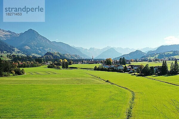 Luftbild von Fischen im Allgäu mit Blick auf die Pfarrkirche St. Verena. Fischen im Allgäu  Oberallgäu  Schwaben  Bayern  Deutschland  Europa