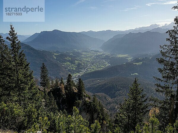 Ausblick vom Berg Katrin auf Bad Goisern und den Hallstätter See  Salzkammergut  Oberösterreich  Österreich  Europa