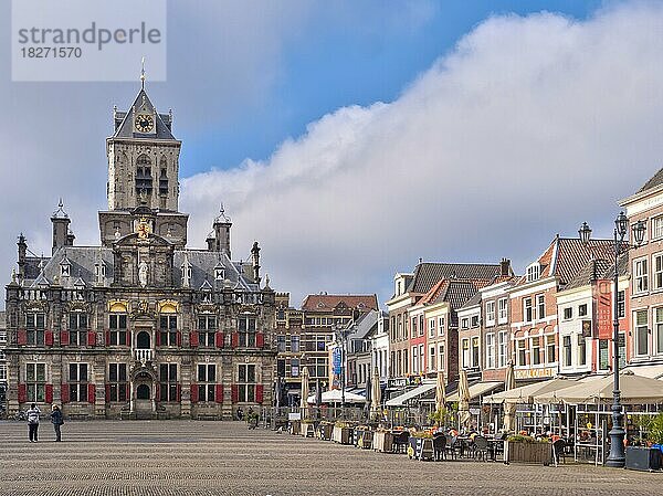 Das schöne Restaurierte Rathaus Stadhuis Delft neben den traditionellen Gebäuden am Marktplatz  Delft  Zuid-Holland  Holland  Niederlande  Europa