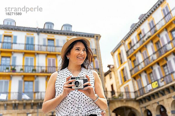 Tourist Frau genießt den Besuch der Stadt Blick auf Reise-Fotos  genießen Sommerurlaub  weibliche Reisende und digitale Inhalte Creator Konzept