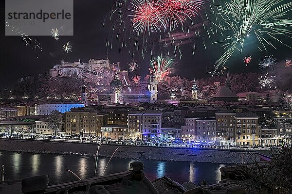 Silvesterfeuerwerk mit Festung Hohen Salzburg  Stadt Salzburg  Salzburg