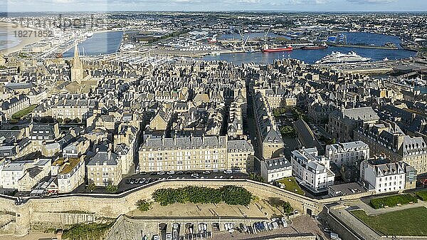 Saint Malo  die ummauerte Stadt  Turm von Bidouanne  Luftaufnahme  Cote dEmeraude  Smaragdküste  Ille et Vilaine  Frankreich  Europa