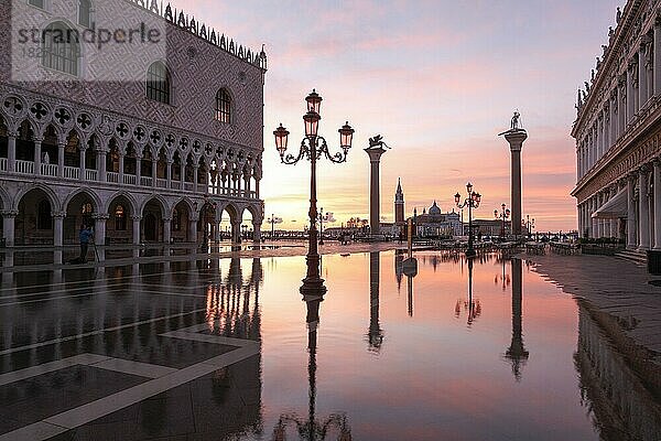 Die Piazzetta in der aufgehenden Sonne  während der Acqua alta-Flut  Venedig  Italien  Europa