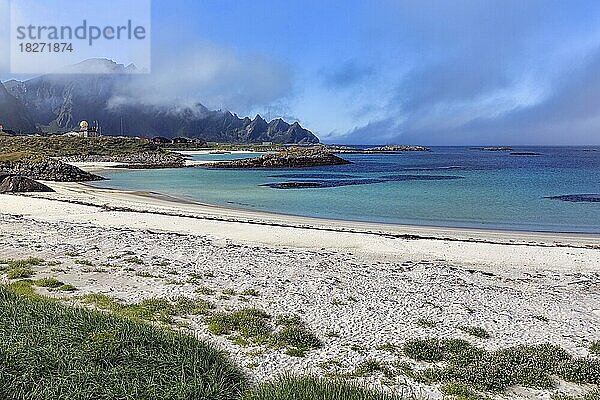 Küstenlinie mit Naturstrand im Sommer  Andenes  Insel Andøya  Vesterålen  Nordnorwegen  Norwegen  Europa