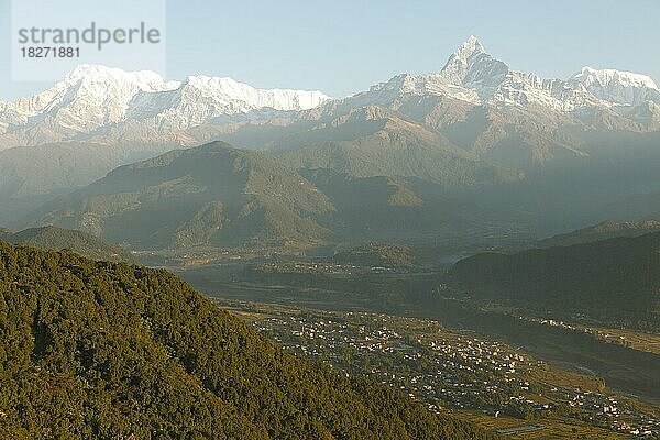 Blick auf die Annapurna Bergkette im Himalaya von Sarangkot  Provinz Gandaki  Distikt Kaski  Nepal  Asien