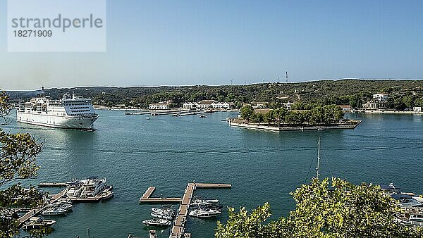 Boote und Fähren im Hafen von Mahon  Port de Mao  Menorca  Balearische Inseln  Balearische Inseln  Mittelmeer  Spanien  Europa