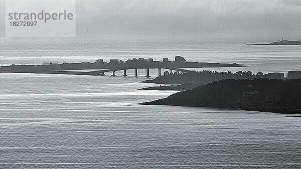 Blick von oben auf Schäreninseln und Brücke  Silhouetten in der Abenddämmerung  monochrom  Illustration  Ålesund  Norwegen  Europa