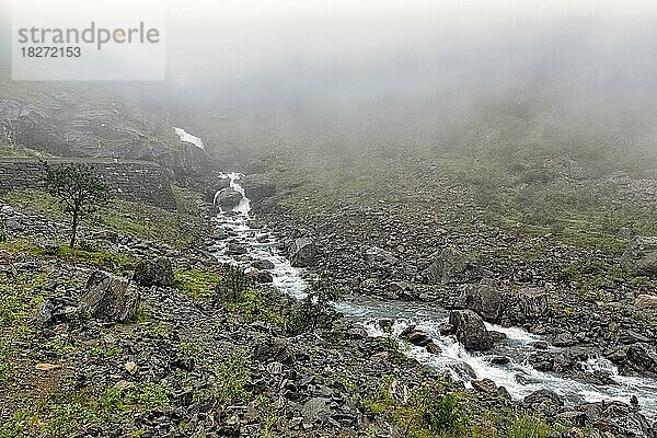 Wildfluss Rauma  Wanderweg Trollstigfoten  Nebellandschaft  Norwegen  Europa