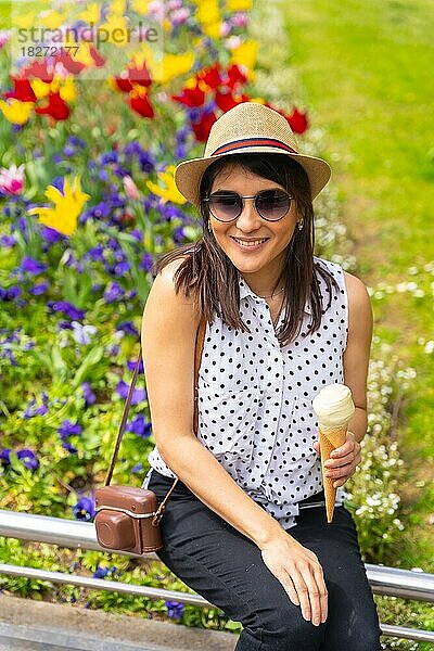 Tourist Frau genießt den Besuch der Stadt essen ein Pistazieneis  genießen Sie den Sommerurlaub und mit einer Kamera  Solo weibliche Reisende Konzept