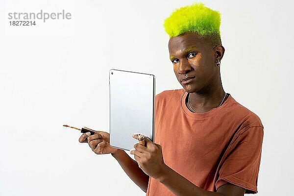 Ein schwuler schwarzer ethnischer Mann  der sich schminkt  LGTBI-Konzept  Porträt  das dunkle Augenringe mit einem Spiegel korrigiert
