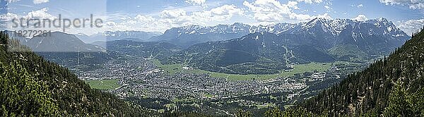 Bergpanorama und Stadtansicht  rechts Zugspitzmassiv  Garmisch-Patenkirchen  Bayern  Deutschland  Europa