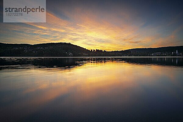 Der Titisee bei Sonnenuntergang  Schwarzwald  Baden-Württemberg  Deutschland  Europa