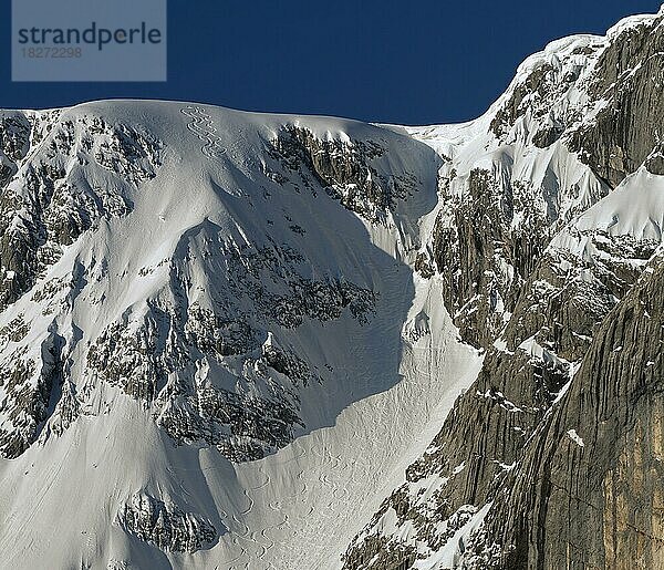 Ausblick auf Hoher Göll Ostseite  Skispuren sichtbar  Extrem-Skitourenabfahrt  Berchtesgadener Alpen  Oberbayern  Land Salzburg  Deutschland  Österreich  Europa