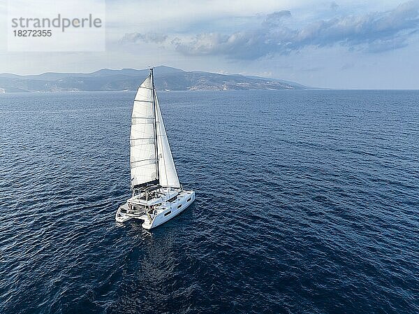 Segelkatamaran in vollem Segel  segeln auf dem Meer  Südliche Ägäis  Griechenland  Europa
