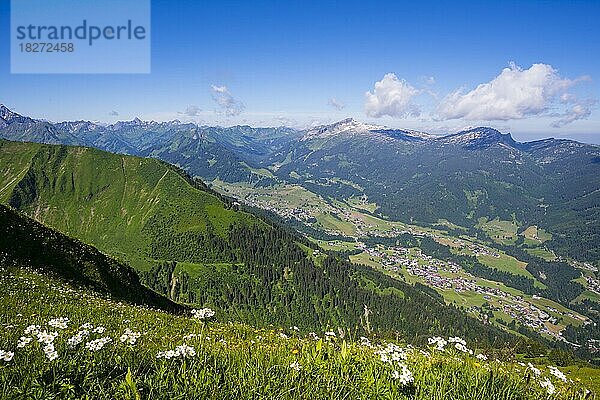 Panorama vom Fellhorn  2038m  über das Kleine Walsertal zum Hoher Ifen  2230m  und das Gottesackerplateau  Allgäu  Vorarlberg  Österreich  Europa