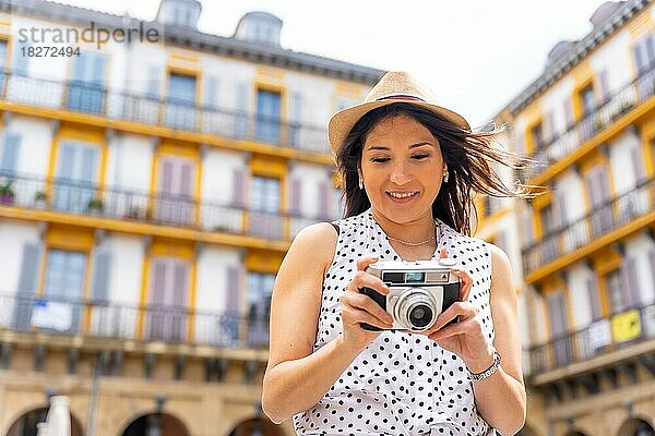 Touristische Frau  die die Stadt besucht und sich Reisefotos ansieht  die Sommerferien genießt  Konzept der weiblichen Reisenden und Erstellerin digitaler Inhalte