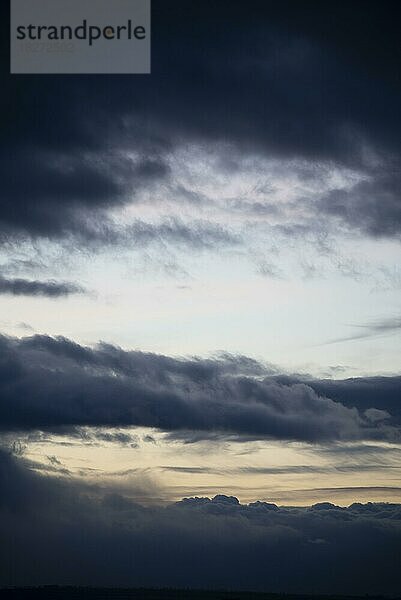 Wolkenloch zum Sonnenuntergang  bizarre Wolken  Calbe  Sachsen-Anhalt  Deutschland  Europa