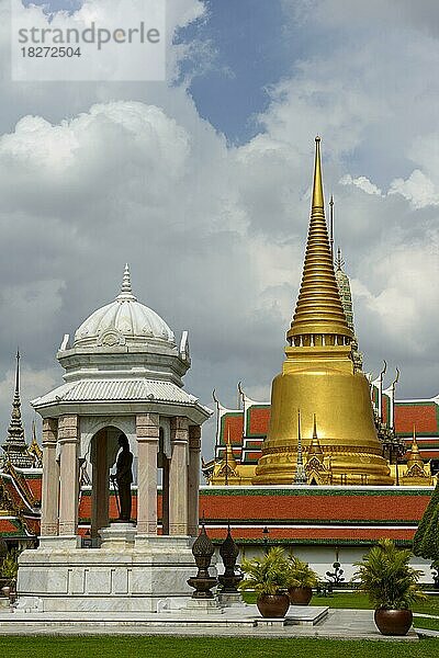 Phra Siratana Chedi  vergoldet  Reliquienschrein  Wat Phra Kaeo  alter Königspalast  Tempel des Smaragd Buddha  Bangkok  Thailand  Asien